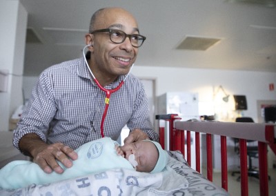 Le Dr Bernard Thébaud avec un bébé prématuré